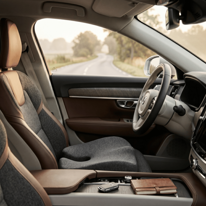 Grijs ergonomisch zitkussen voor onderweg in de auto