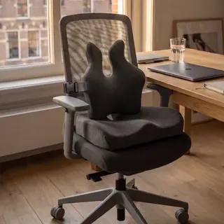 Het zitkussen en het rugkussen samen op een bureaustoel
